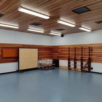 binnenzijde speellokaal met blauwe vloer